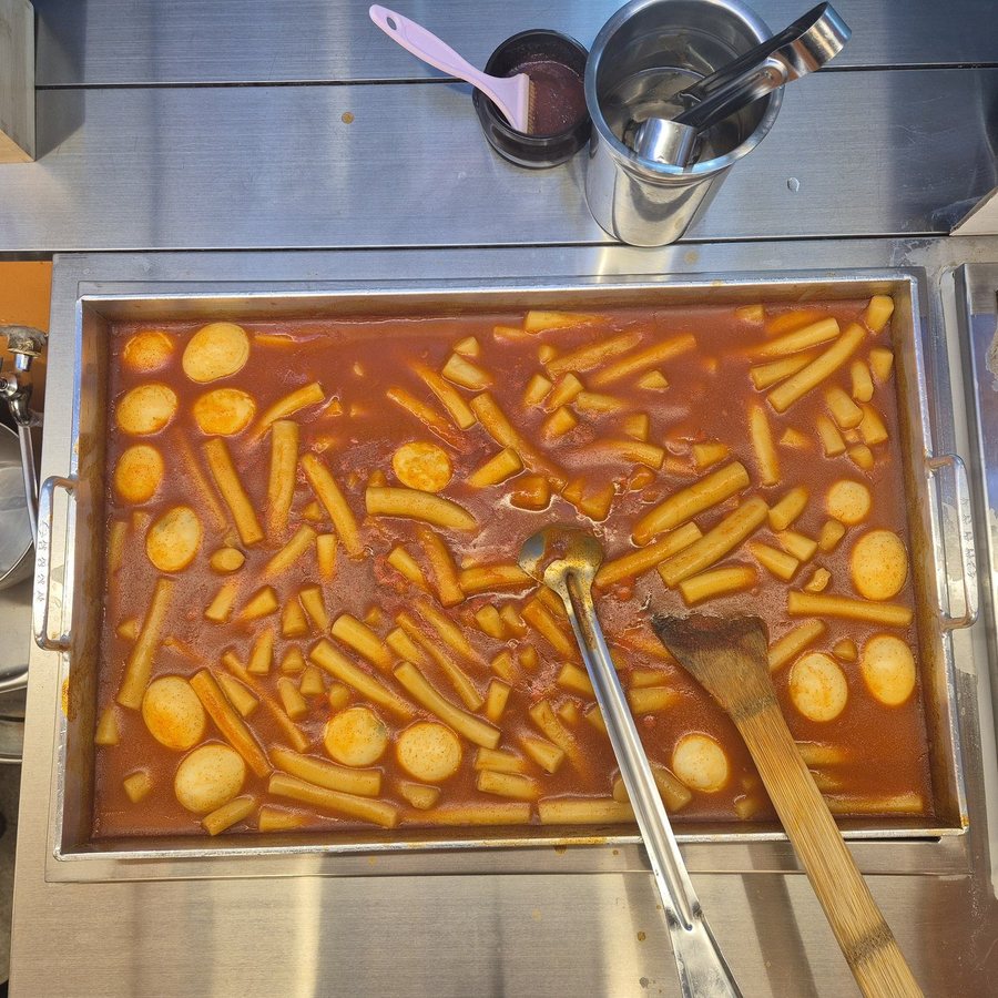 매장 조리대의 떡볶이
